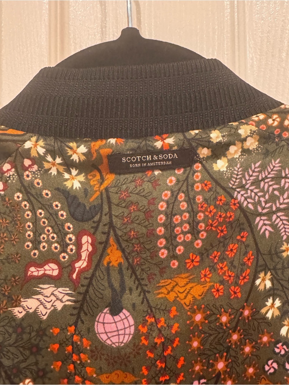 * Reversible* Scotch & Soda - Satin Floral Bomber Jacket with Gold Zipper - Picture 4 of 7